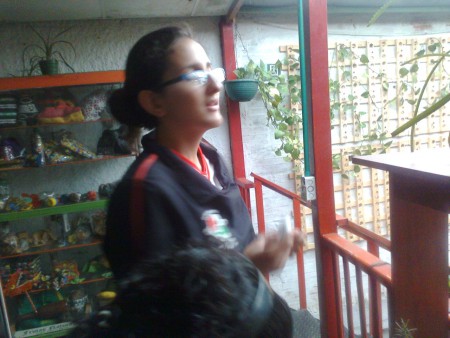 Daniela formulando algunas preguntas para el asesor